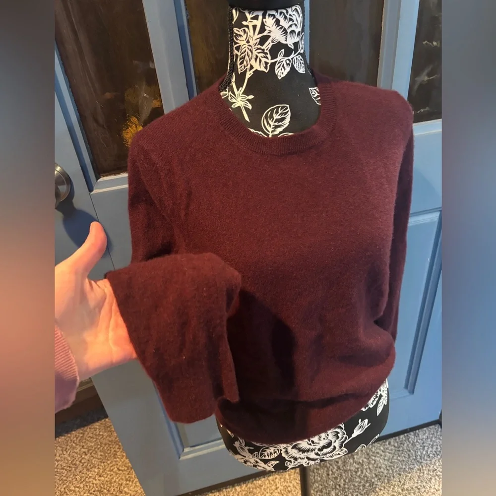 Quince Super Lux Mongolian Cashmere Crewneck
Sweater Burgundy - Picture 5 of 10